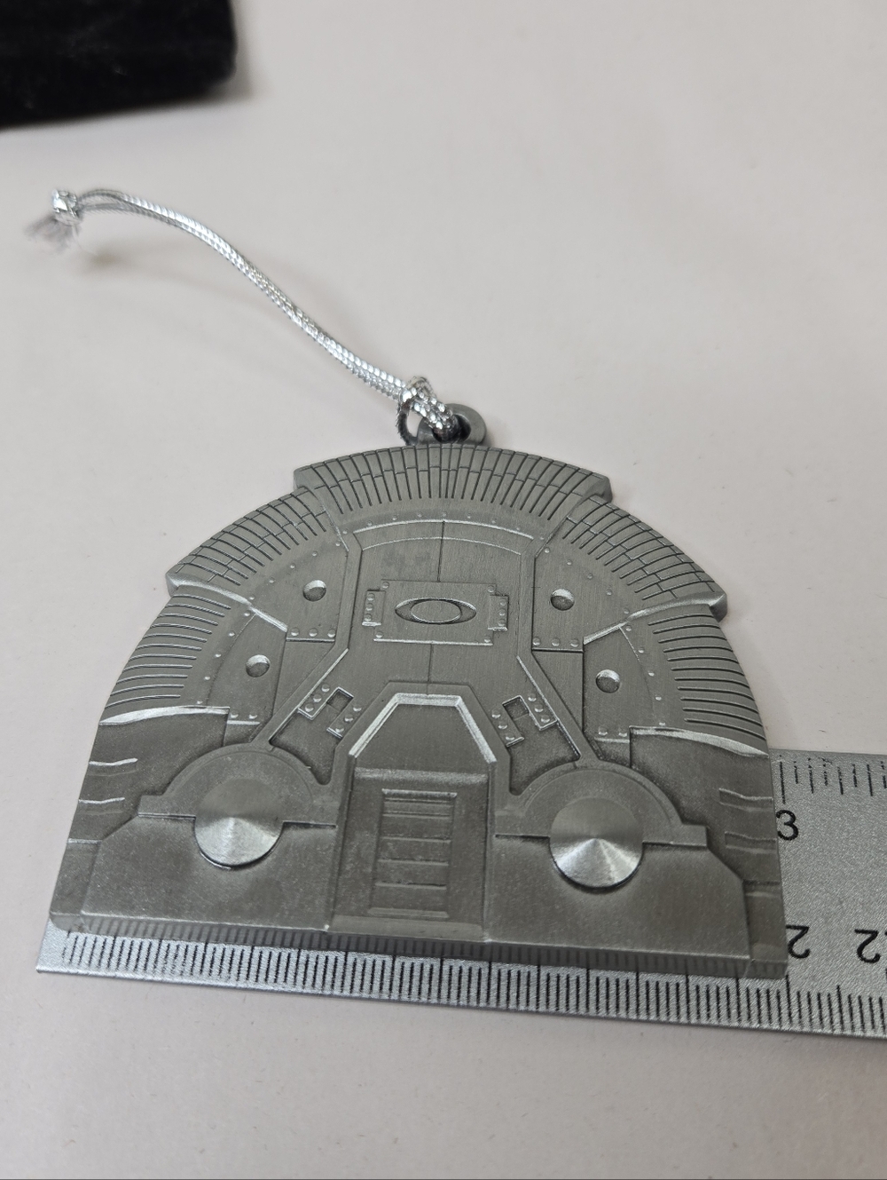 Oakley Rare 2017 HQ Bunker Metal-Silver Christmas Ornament With Velvet Bag - Picture 6 of 7